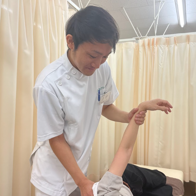小幡院の髙栁院長による身体の動きや状態を確認する検査